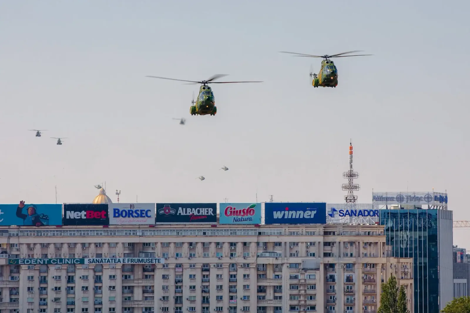 Elicoptere survolând Bucureștiul în timpul ceremoniei de Ziua Aviației.