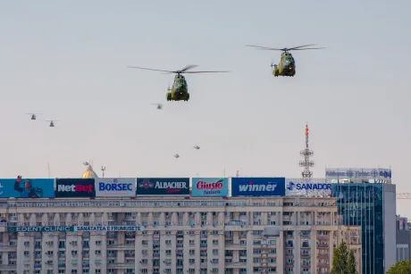 Elicoptere survolând Bucureștiul în timpul ceremoniei de Ziua Aviației.