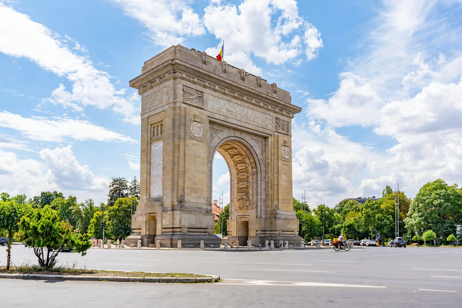 Arcul de Triumf din București, simbol al istoriei și culturii românești.