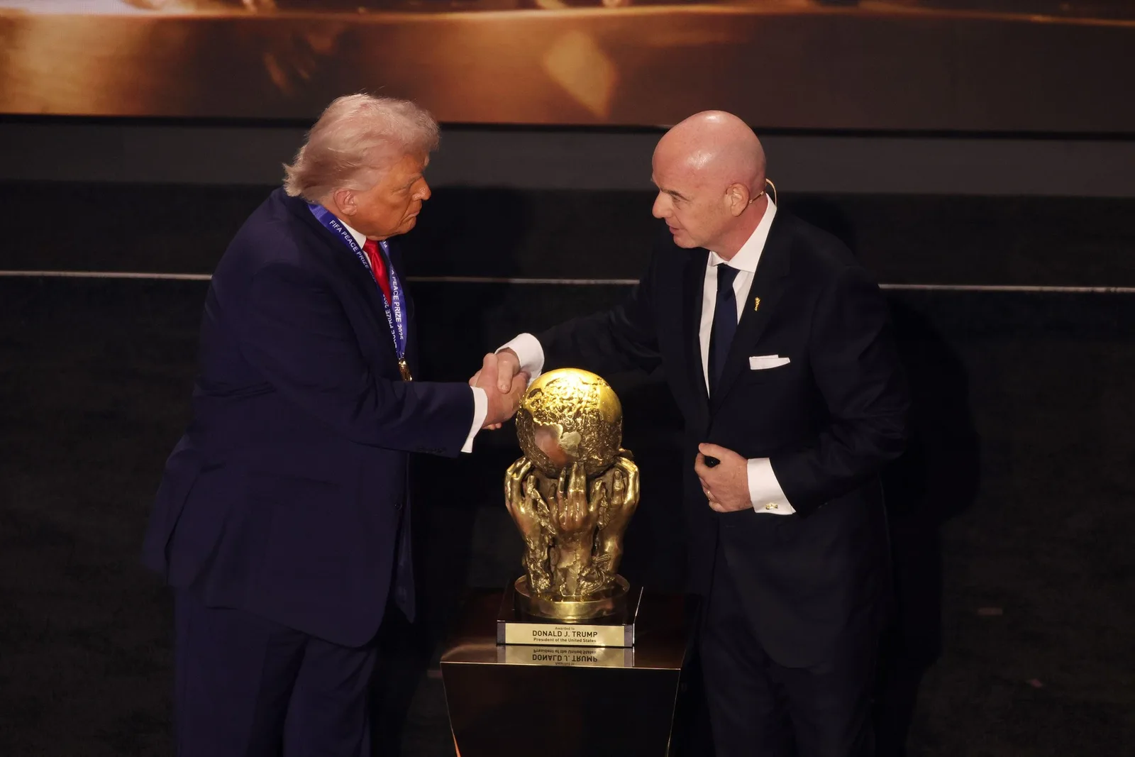 Gianni Infantino și Donald Trump se salută la un eveniment FIFA.