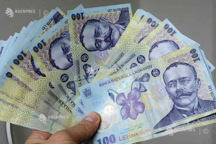 Bancnote de 100 lei românești, simbolizând salariul mediu net.