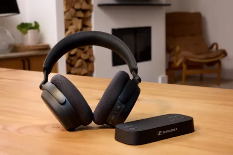 Căști Sennheiser CX 80U și HD 400U pe o masă din lemn.
