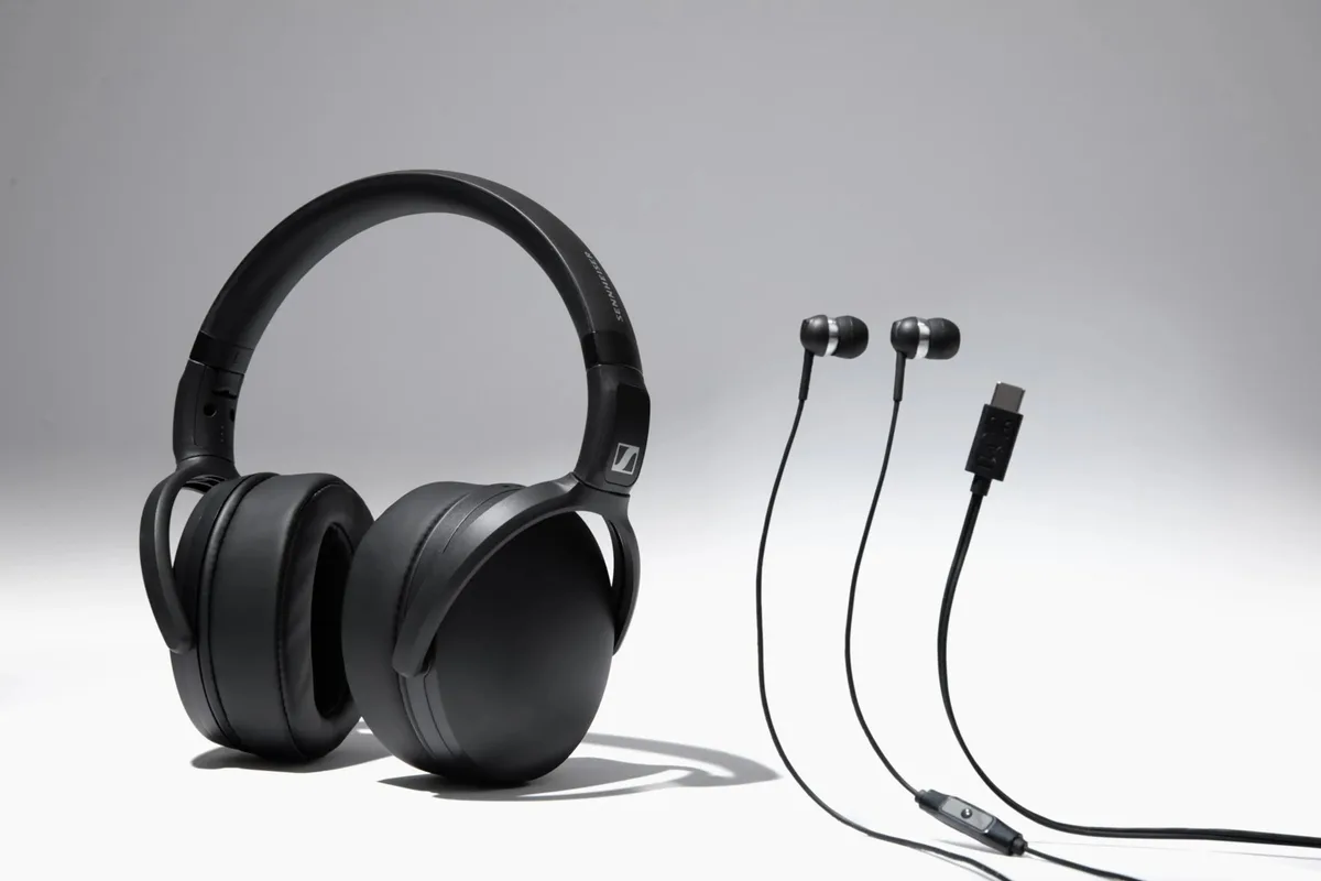 Căști Sennheiser CX 80U și HD 400U cu cablu USB-C.