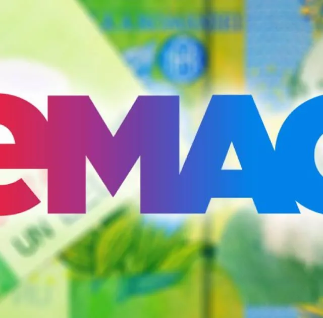 eMAG introduce o nouă taxă pentru comenzile online, afectând clienții.
