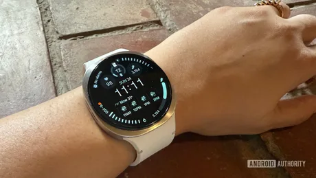 Galaxy Watch 8 pe un braț, cu un design modern și elegant.