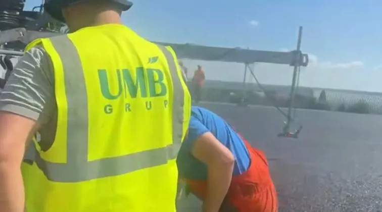 Angajați UMB lucrând la construcția unei hale metalice pentru producție industrială.