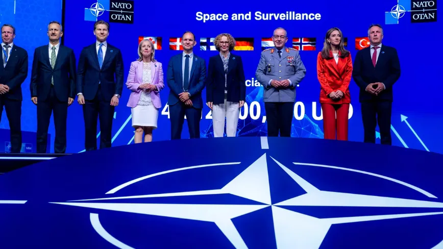 Reprezentanți NATO la un summit dedicat interconectării sateliților militari.