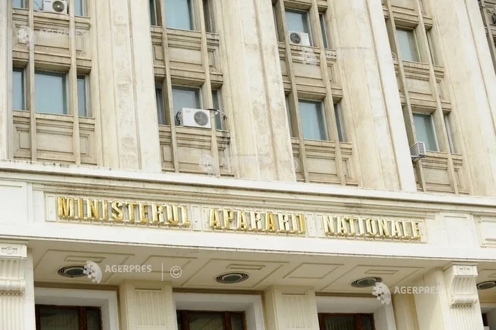 Clădirea Ministerului Apărării Naționale din România, cu detalii arhitecturale distincte.
