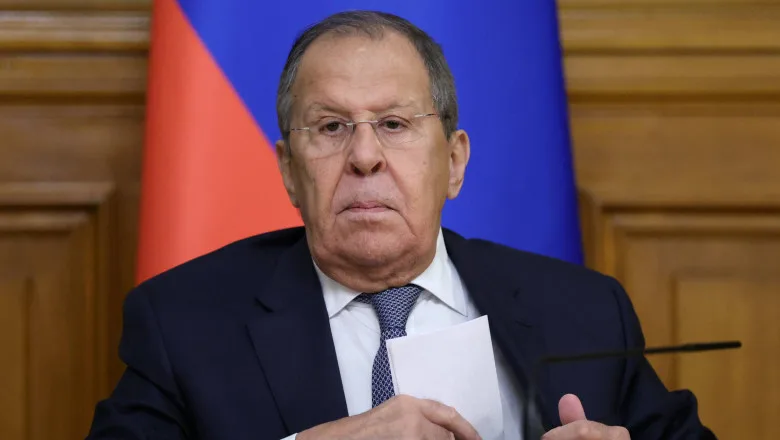 Serghei Lavrov în timpul unei conferințe de presă despre relațiile internaționale.