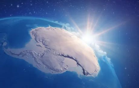 Antarctica iluminată de soare, cu gheață vastă și cer senin.