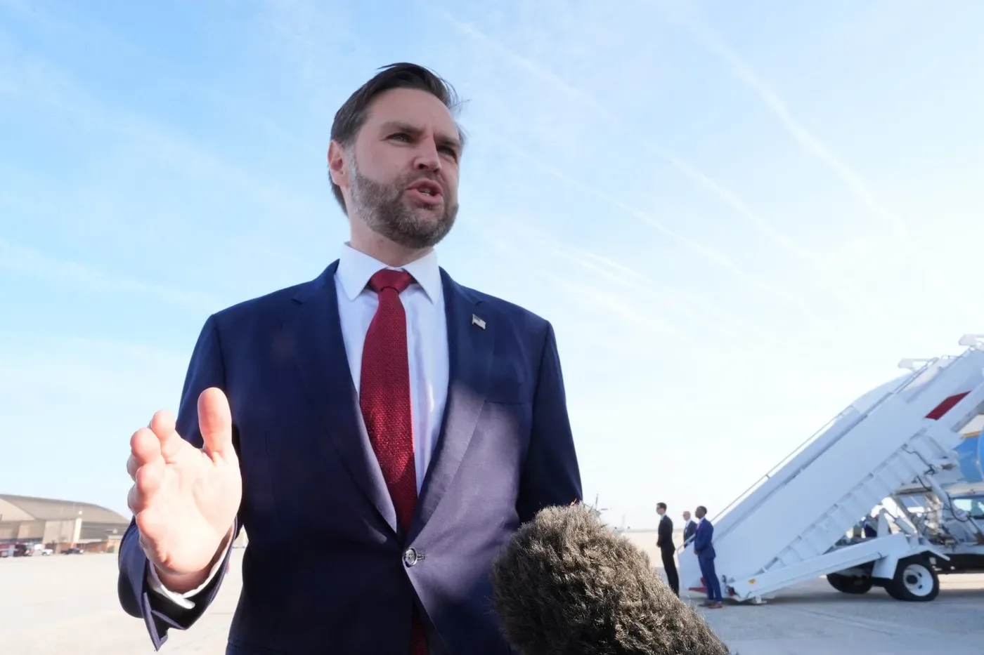 JD Vance discută despre anularea deplasării la Geneva pentru negocierile cu Iranul.