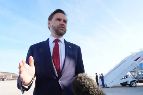 JD Vance discută despre anularea deplasării la Geneva pentru negocierile cu Iranul.