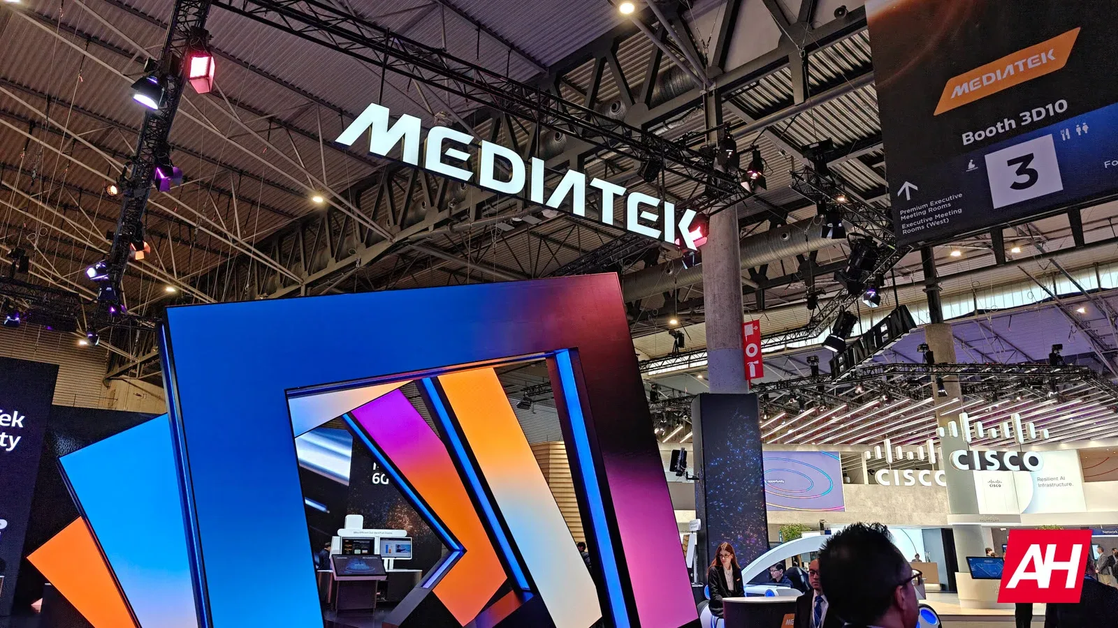 Standul MediaTek la un târg de tehnologie, cu logo-ul vizibil.