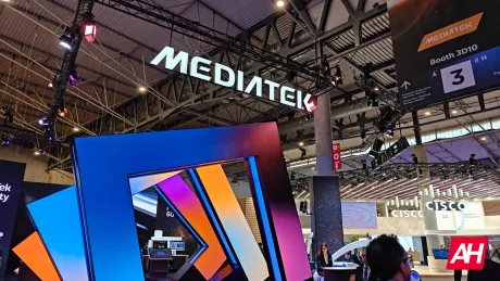 Standul MediaTek la un târg de tehnologie, cu logo-ul vizibil.