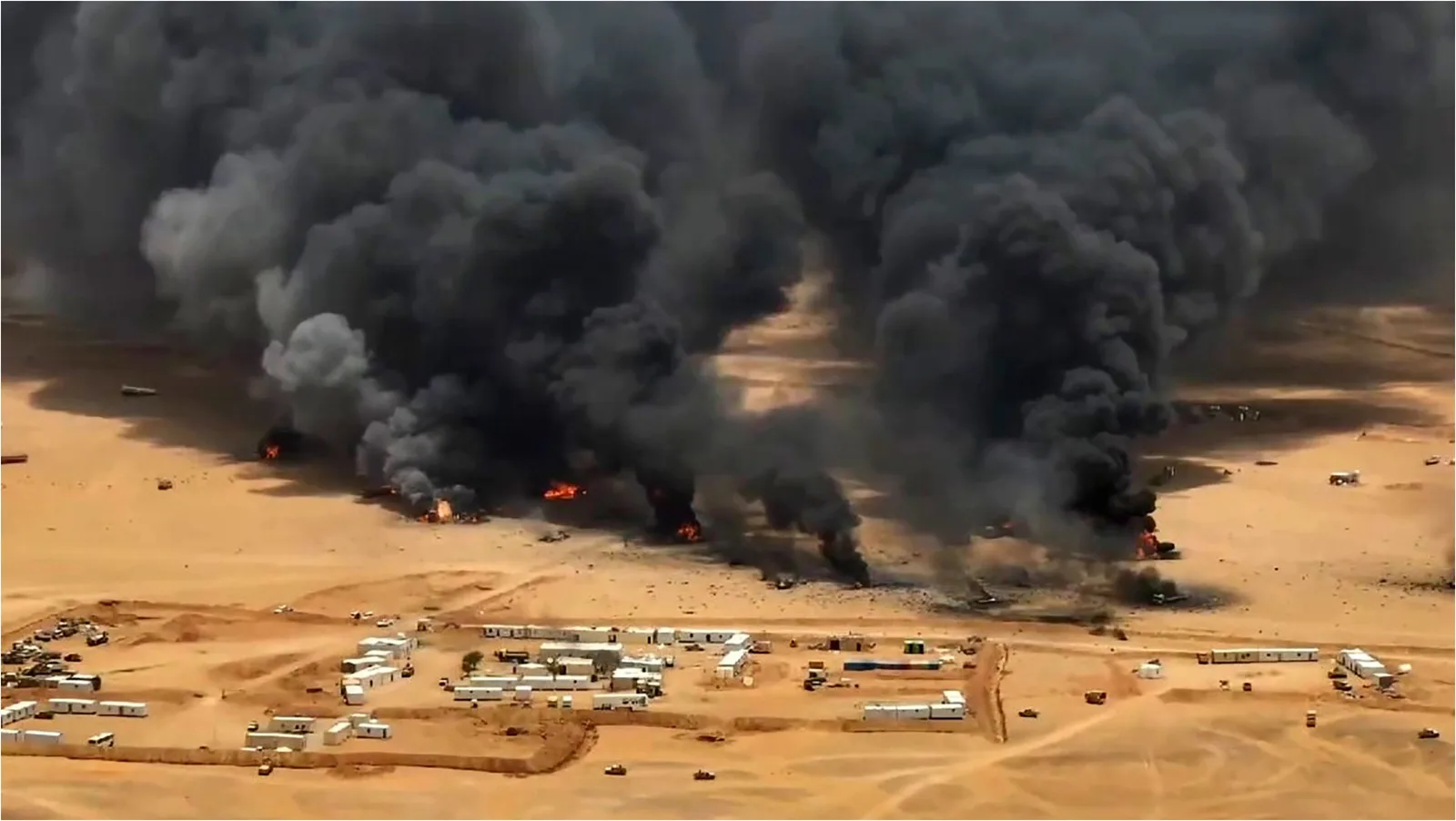 Fum gros se ridică de la un depozit de petrol în flăcări în Yemen.