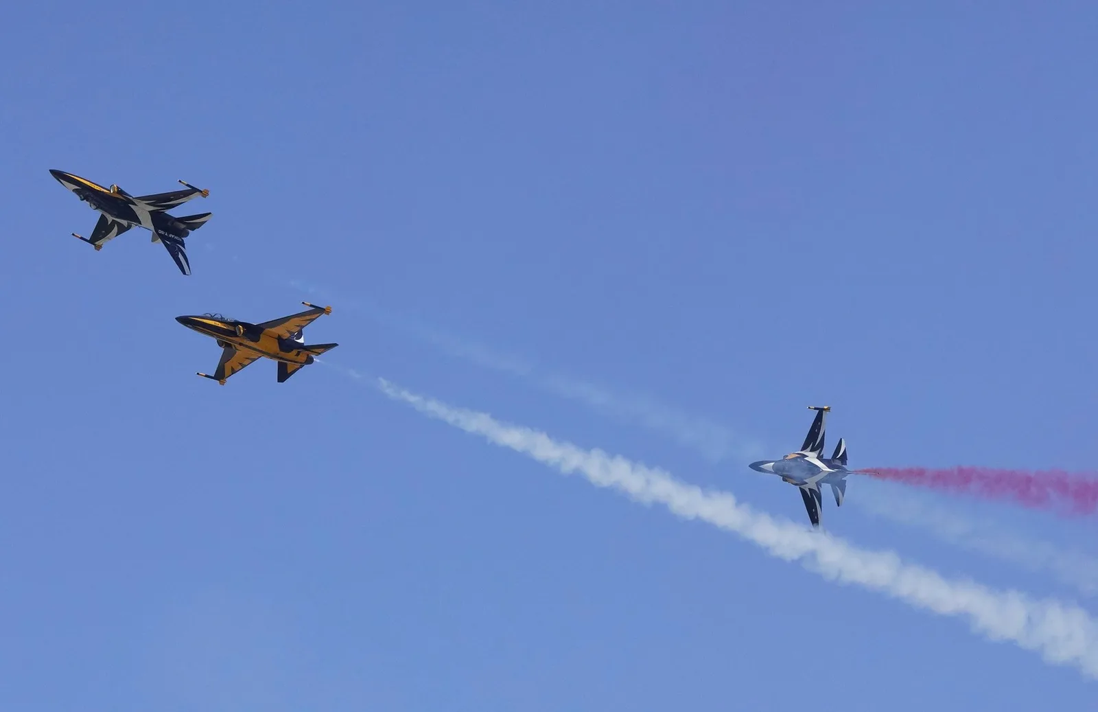 Avioane de vânătoare sud-coreene în timpul unui exercițiu aerian.