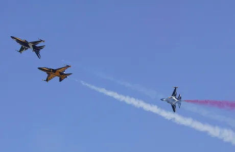 Avioane de vânătoare sud-coreene în timpul unui exercițiu aerian.