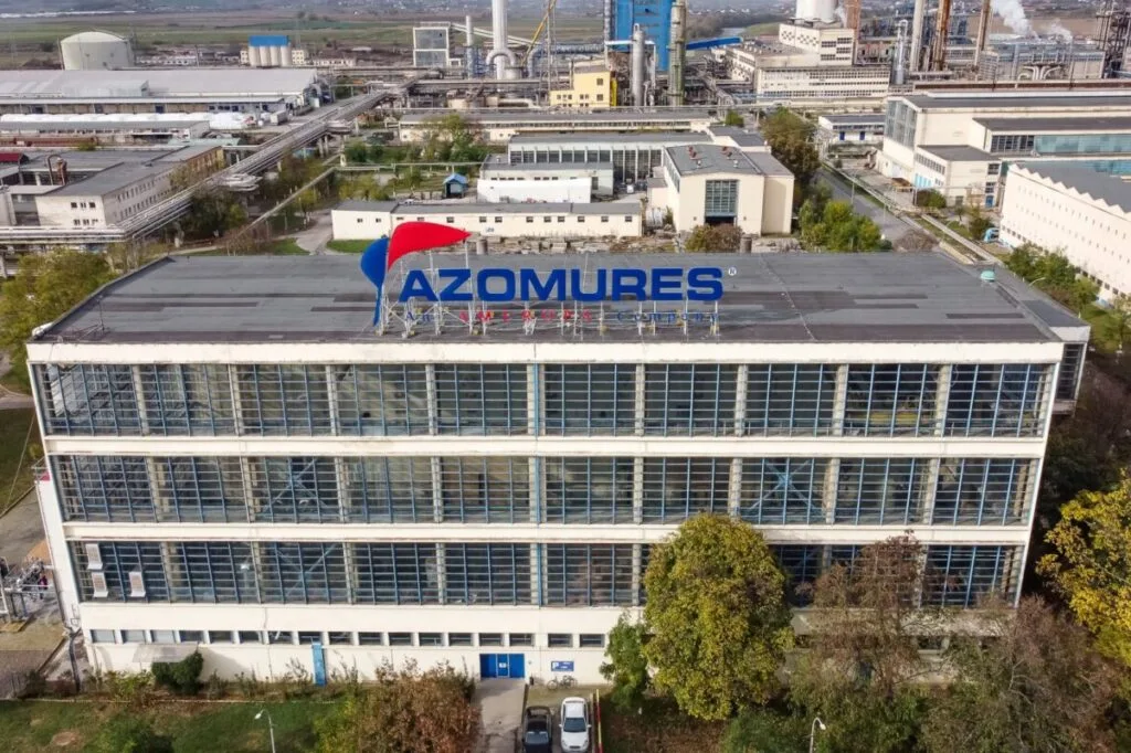 Clădirea Azomureș, un important centru industrial din România.