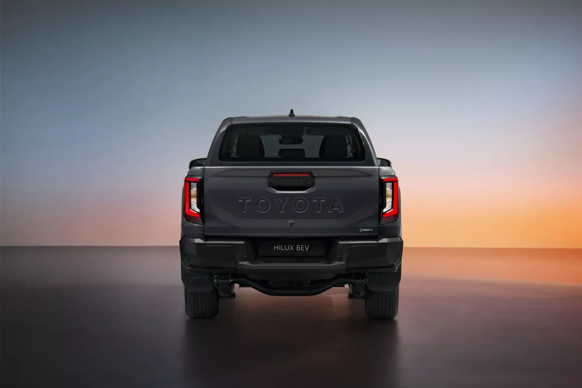Toyota Hilux electric văzut din spate, cu design modern.