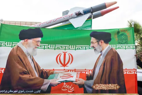 Banner cu lideri iranieni și rachete, simbolizând tensiuni internaționale.