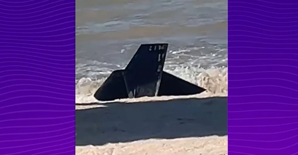 Fragment de dronă pe plaja din Saturn, zona restricționată pentru turiști.