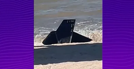 Fragment de dronă pe plaja din Saturn, zona restricționată pentru turiști.