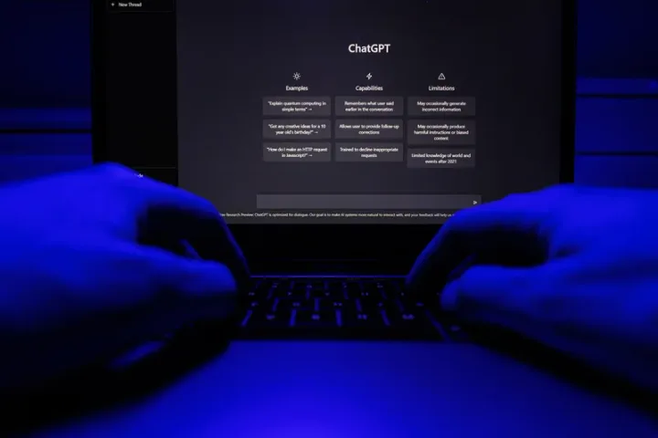Logo-ul ChatGPT pe fundal întunecat, simbolizând accesibilitatea.