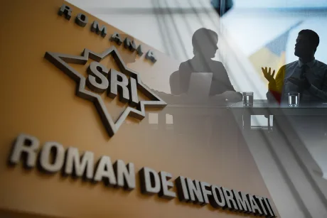 Logo-ul SRI cu siluete de persoane discutând în fundal.
