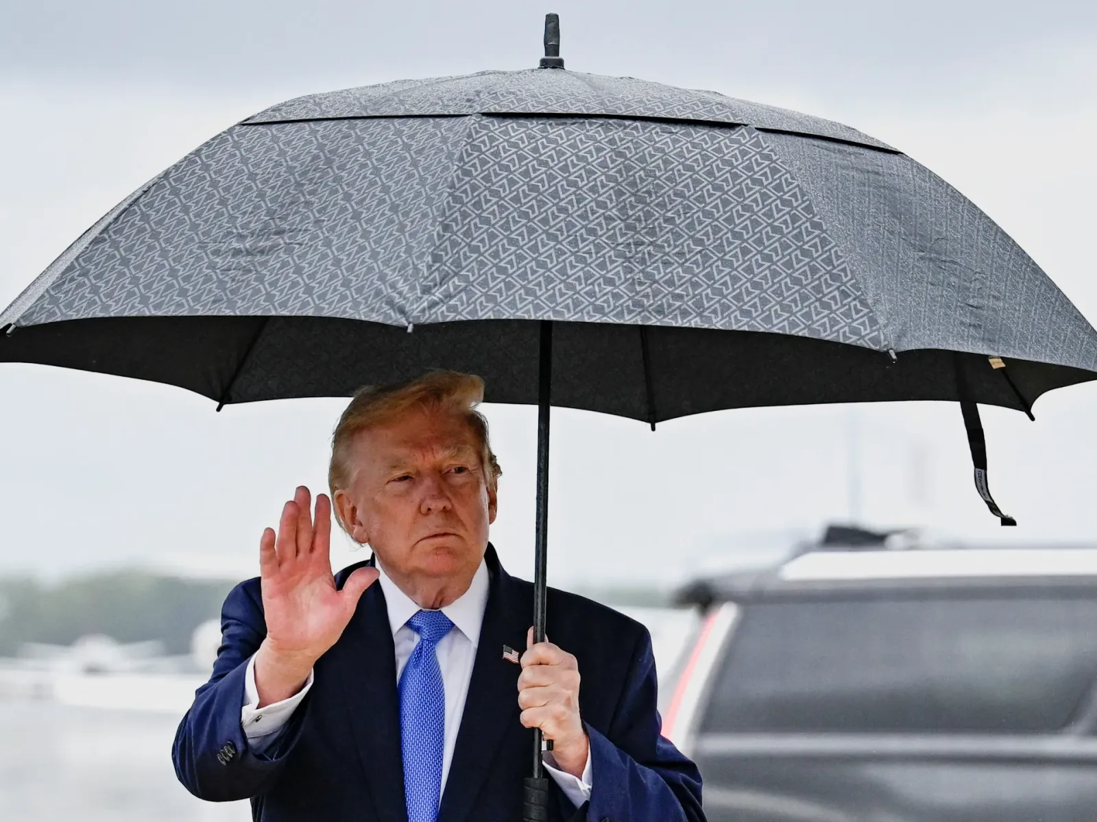 Donald Trump sub un umbrelă, în contextul tensiunilor cu Iranul.