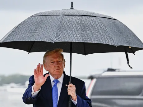 Donald Trump sub un umbrelă, în contextul tensiunilor cu Iranul.