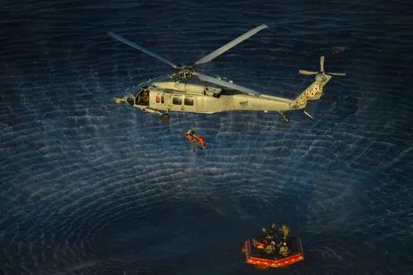 Recuperarea astronauților din capsula Orion de către scafandri în ocean.