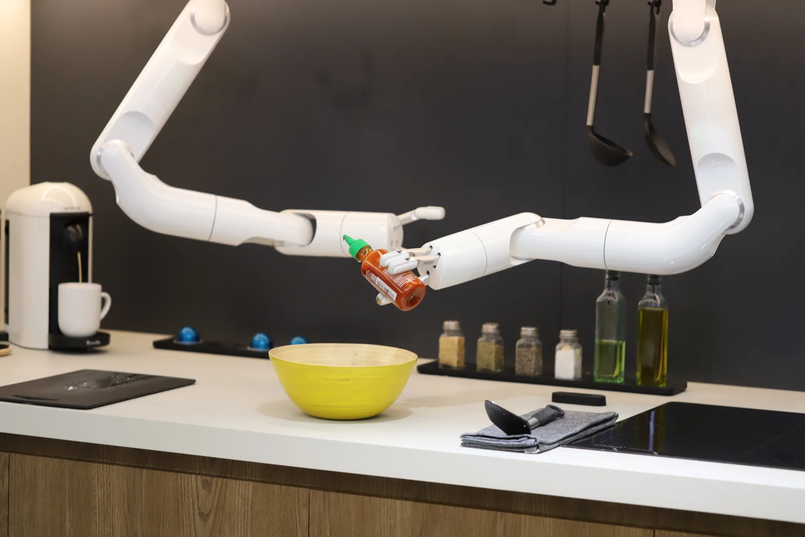 Brațe robotice pregătite să ajute în sarcinile casnice de zi cu zi.