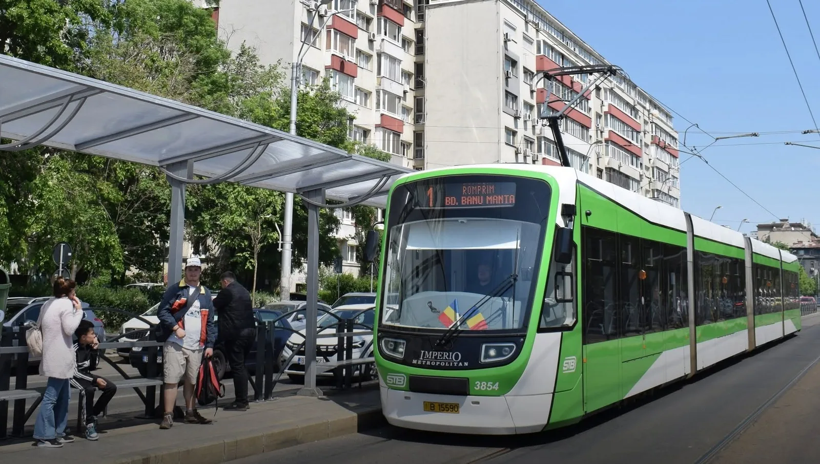 Troleibuz modern pe o stradă din București, cu pasageri așteptând.