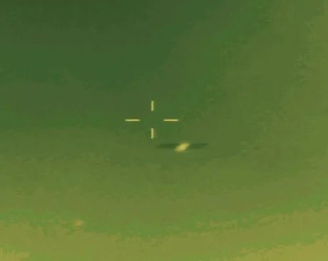 Dronă surprinsă în timpul interceptării de către avioanele F-18 spaniole.