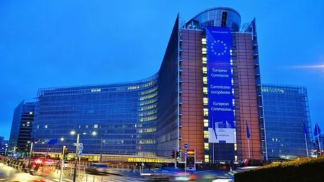 Clădirea Comisiei Europene iluminată pe timp de noapte, simbol al deciziilor legislative.