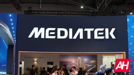 Logo MediaTek expus la un eveniment tehnologic, cu mulțime de oameni în fundal.
