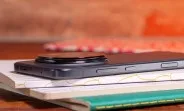 Telefonul Honor Magic9 Pro Max pe un birou, evidențiind designul său elegant.