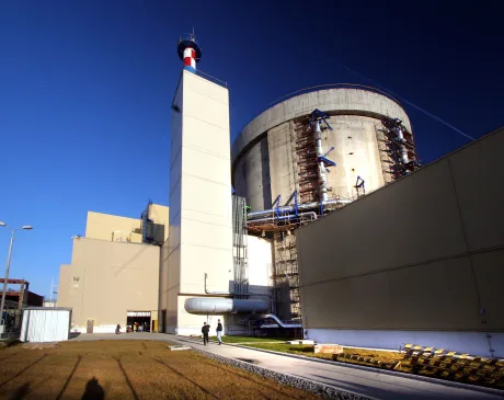 Centrală nucleară modernă cu structuri industriale în jur.
