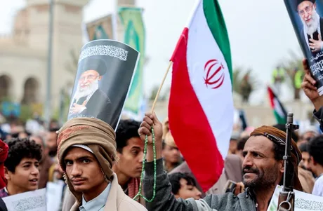 Protestatari cu steaguri și afișe în favoarea Iranului în Yemen.