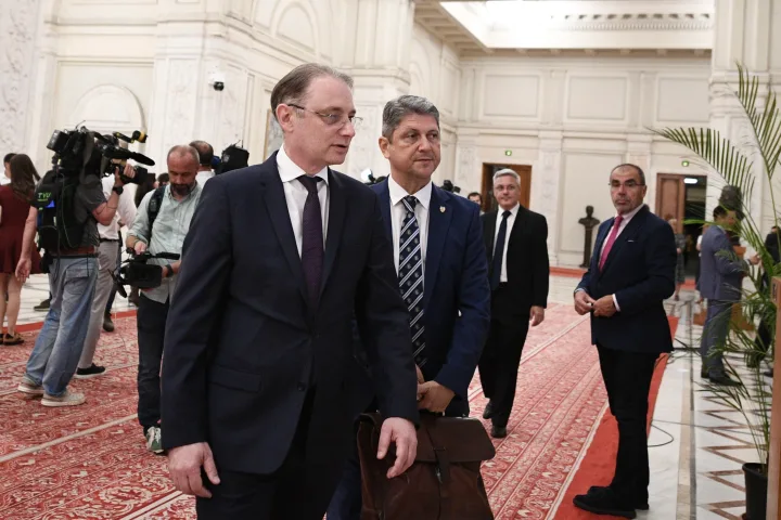 Luca Niculescu și echipa sa discută despre formarea noului guvern.