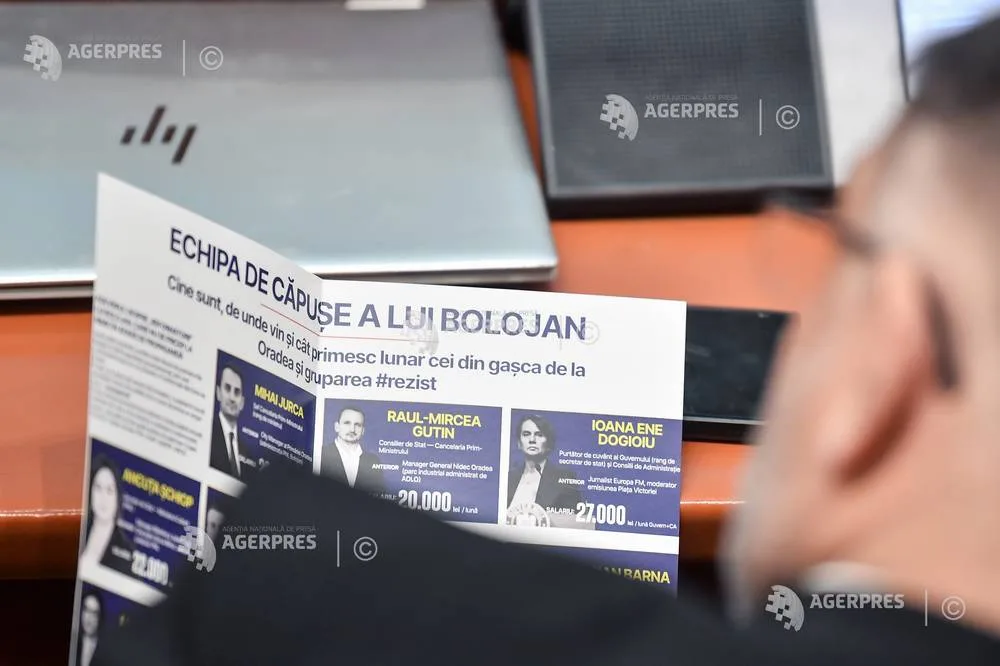 Un parlamentar examinează un material informativ despre moțiunea de cenzură.