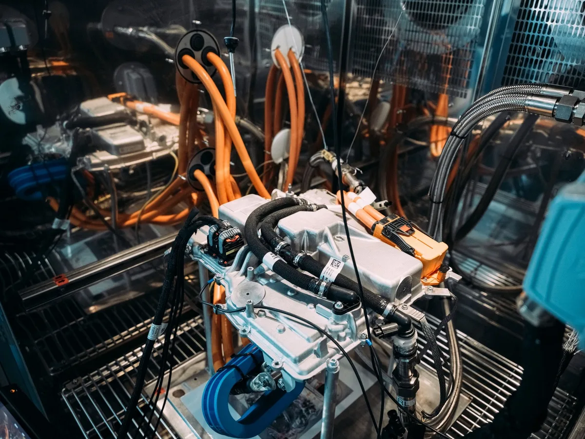 Sistem electric complex pentru simularea sunetului motorului BMW M3