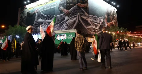 Proteste în Iran cu steaguri și mesaje politice pe fondul tensiunilor internaționale.