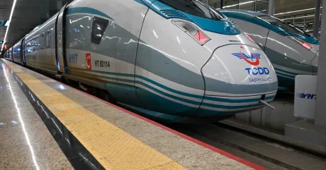 Tren de mare viteză pregătit pentru plecare pe o stație din Turcia.
