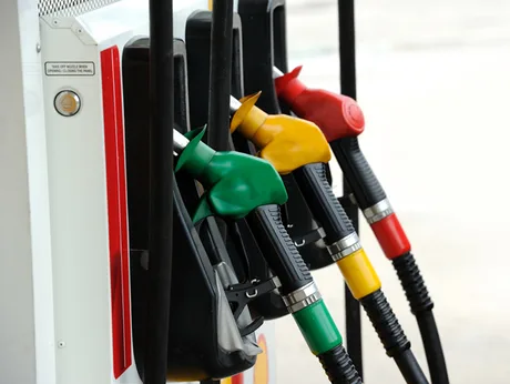 Pompe de carburant cu duze colorate, pregătite pentru alimentare.
