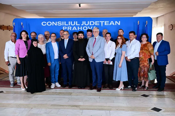 Reuniune a Consiliului Județean Prahova pentru semnarea finanțărilor europene.