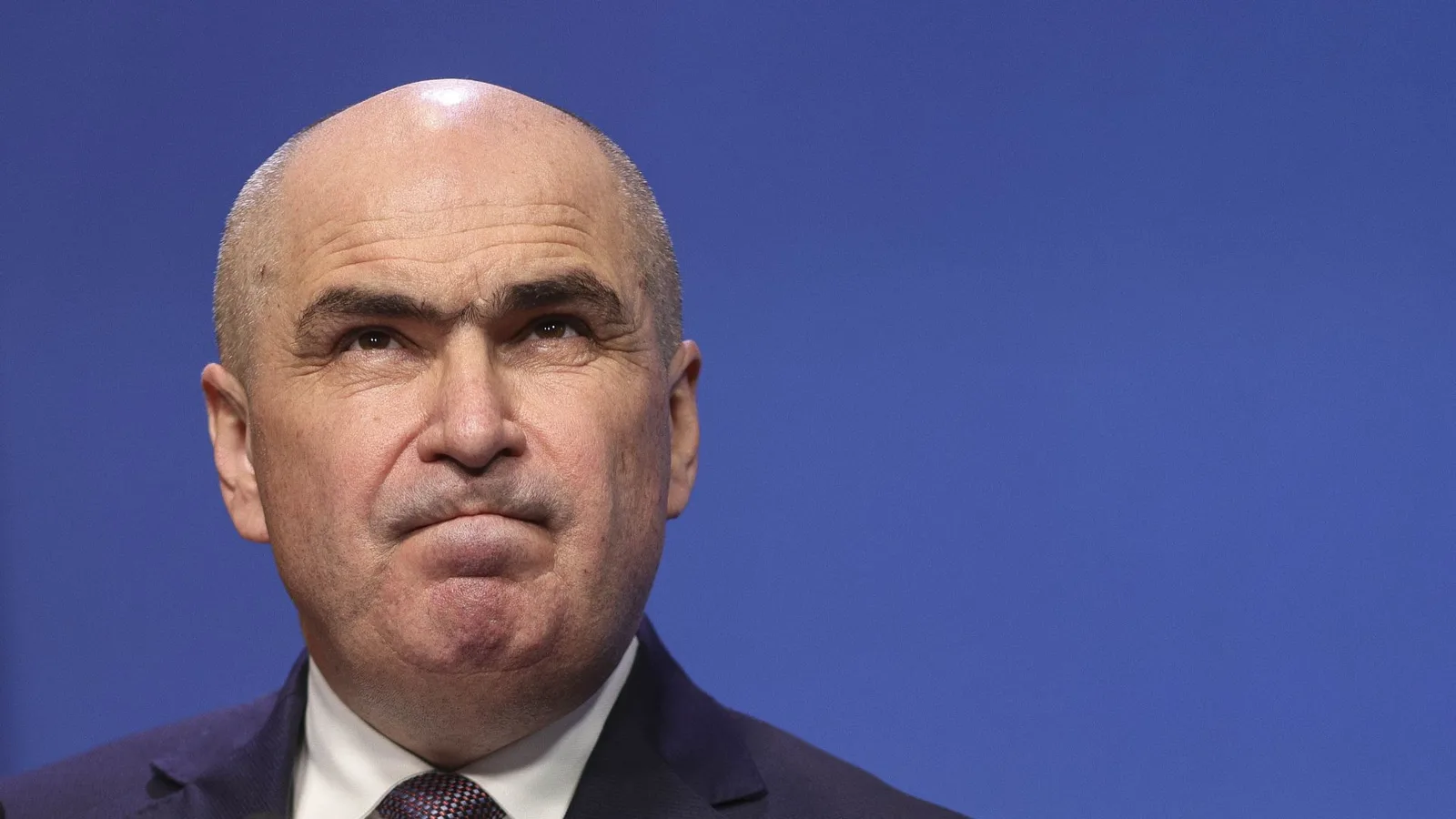Ilie Bolojan la o conferință de presă, exprimându-se despre demisii.