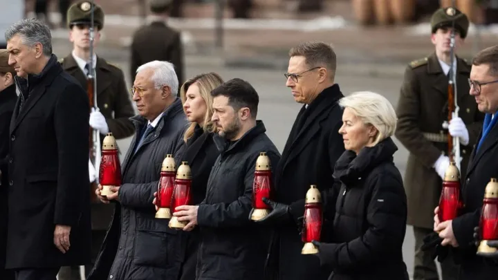 Lideri europeni țin lumânări în semn de solidaritate cu Ucraina.