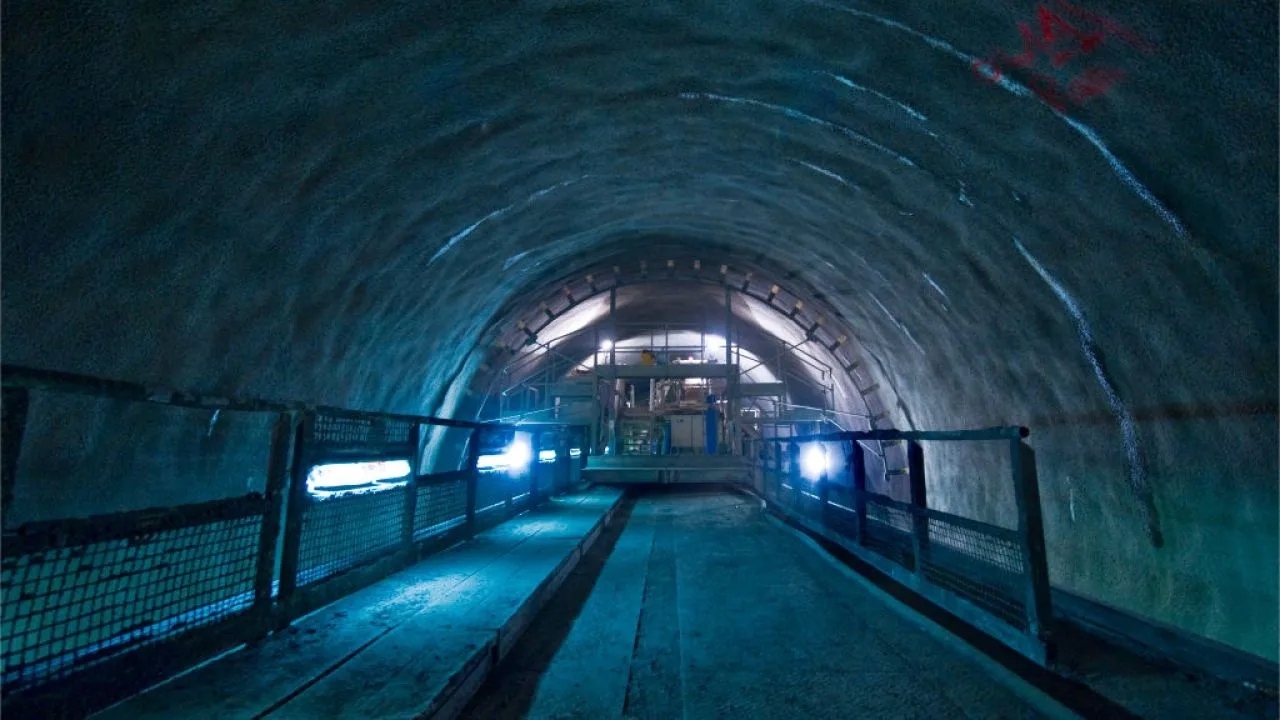 Tunel subteran din Elveția, parte a rețelei feroviare moderne.