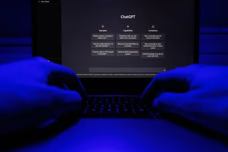 Dispozitiv electronic cu tastatură iluminată în întuneric.
